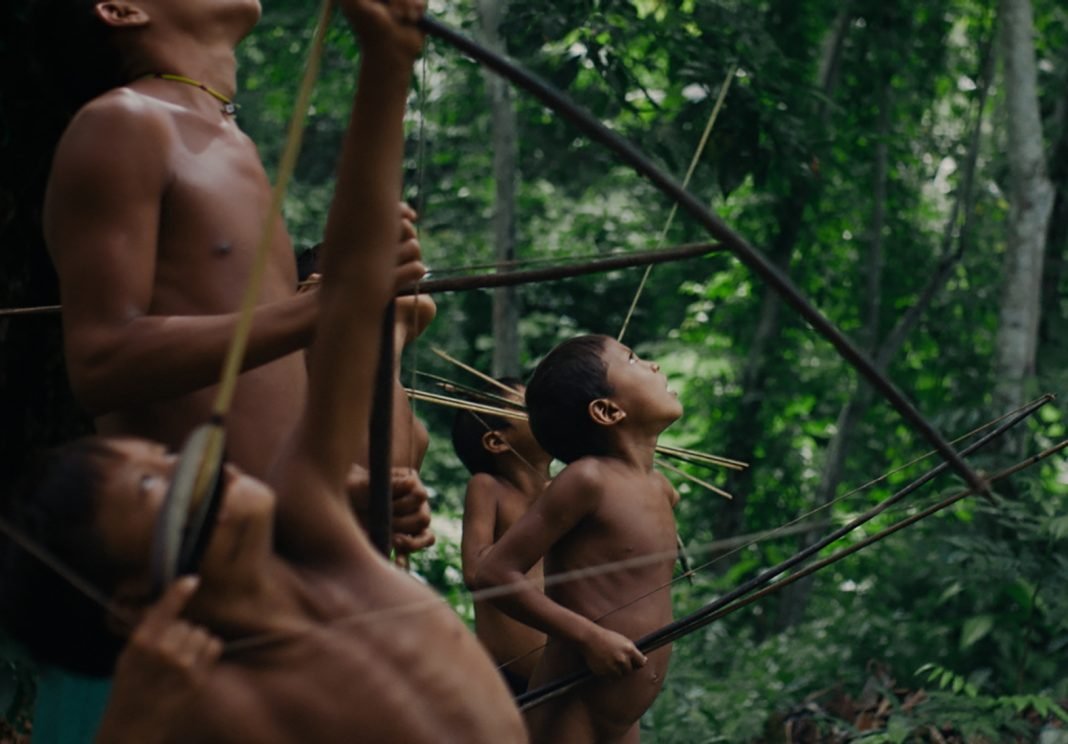Cena de indígenas Yanomami em 'A Última Floresta'