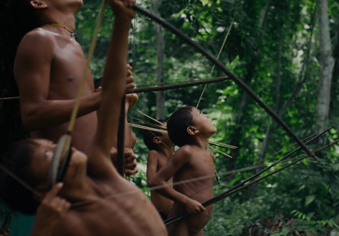 ‘A Última Floresta’ é uma obra de reconhecimento Cena de indígenas Yanomami em 'A Última Floresta'