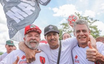 Mano Brown conversa com Lula Na foto, Mano Brown, do programa Mano a Mano, ao lado de Lula e Chico Buarque