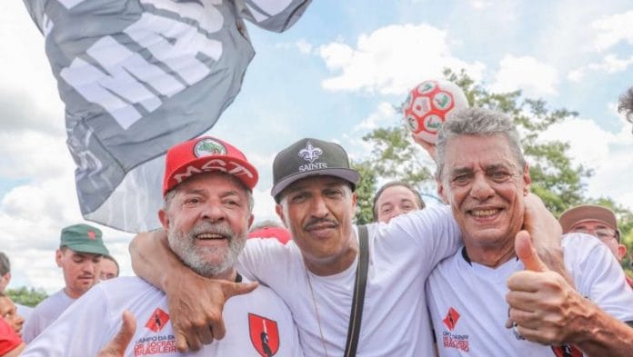 Mano Brown conversa com Lula Na foto, Mano Brown, do programa Mano a Mano, ao lado de Lula e Chico Buarque