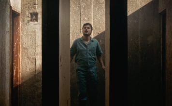 Paulo Tó lança videoclipe de “O mundo por um fio” O cantor e compositor paulista Paulo Tó em cena de O mundo por um fio. Frame. Reprodução