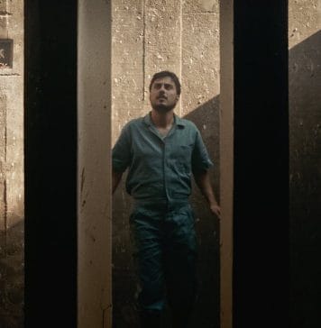 Paulo Tó lança videoclipe de “O mundo por um fio” O cantor e compositor paulista Paulo Tó em cena de O mundo por um fio. Frame. Reprodução