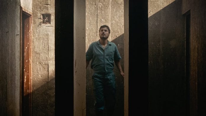 Paulo Tó lança videoclipe de “O mundo por um fio” O cantor e compositor paulista Paulo Tó em cena de O mundo por um fio. Frame. Reprodução