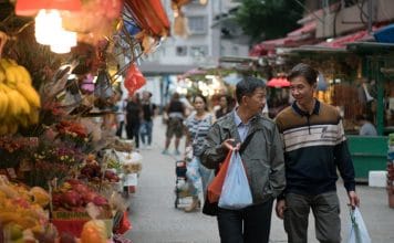 O amor não tem idade (nem deveria ter rótulo) Ben Yuen e Tai-Bo em cena de "Suk suk – Um amor em segredo". Frame. Reprodução