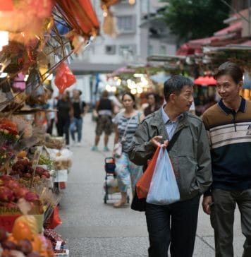 O amor não tem idade (nem deveria ter rótulo) Ben Yuen e Tai-Bo em cena de "Suk suk – Um amor em segredo". Frame. Reprodução
