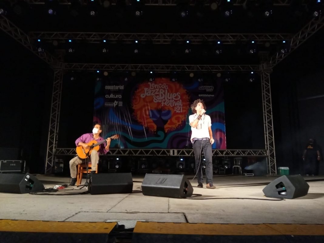 O violonista Zé Paulo Becker e o cantor Marcos Sacramento, ontem, no Circuito São Luís do Lençóis Jazz e Blues Festival. Foto: Guta Amabile