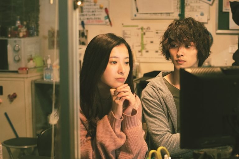 Yuriko Yoshitaka e Ryûsei Yokohama em cena de "Seus olhos dizem". Frame. Reprodução