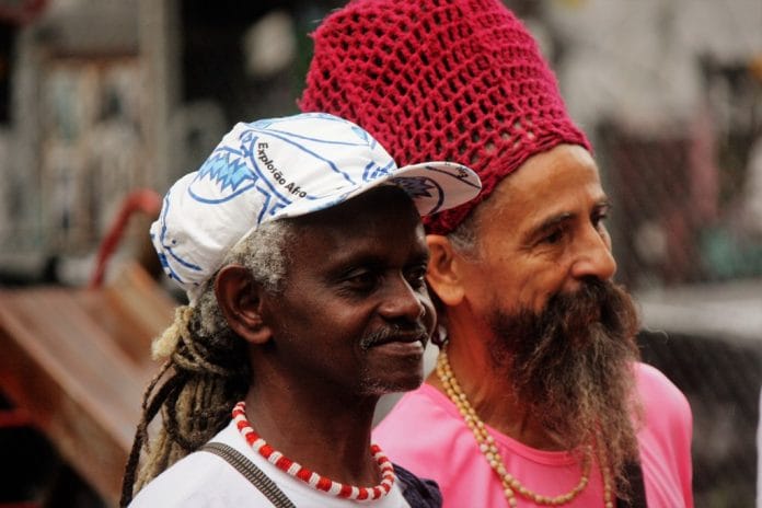 Ecoa a voz de Môa Os mestres Môa e Gafanhoto. Foto: Isabella Rudge. Reprodução