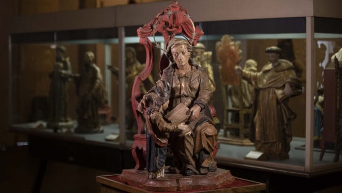 Obras de Aleijadinho são restauradas ao vivo Sant’Ana Mestra, pertencente à Capela de Sant’Ana_Aleijadinho, arte revelada_ o legado de um restauro na Casa Fiat de Cultura_crédito Studio Cerri