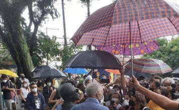 Todos os guarda-chuvas abrigam Gil e Itamar na Penha