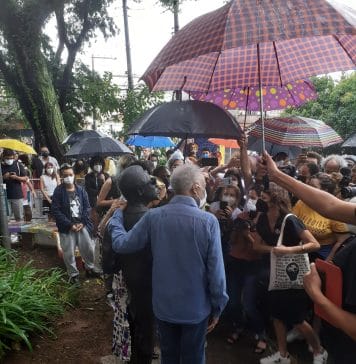 Todos os guarda-chuvas abrigam Gil e Itamar na Penha