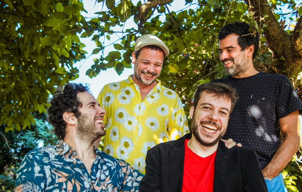 Descontração e alegria de Alfredo Del-Penho, Moyseis Marques, João Cavalcanti e Pedro Miranda. Foto: Sabrina Mesquita