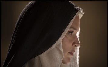 Na fogueira com Benedetta Virginie Efira em "Benedetta" (2020)