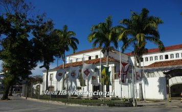 Monarquistas crescem o olho para cima do Museu Histórico