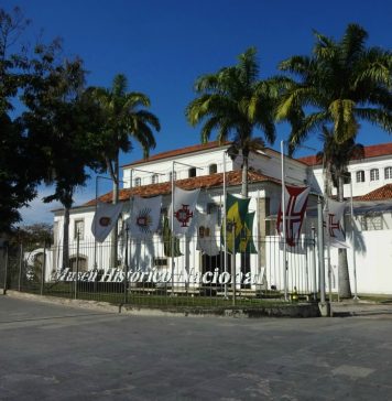 Monarquistas crescem o olho para cima do Museu Histórico