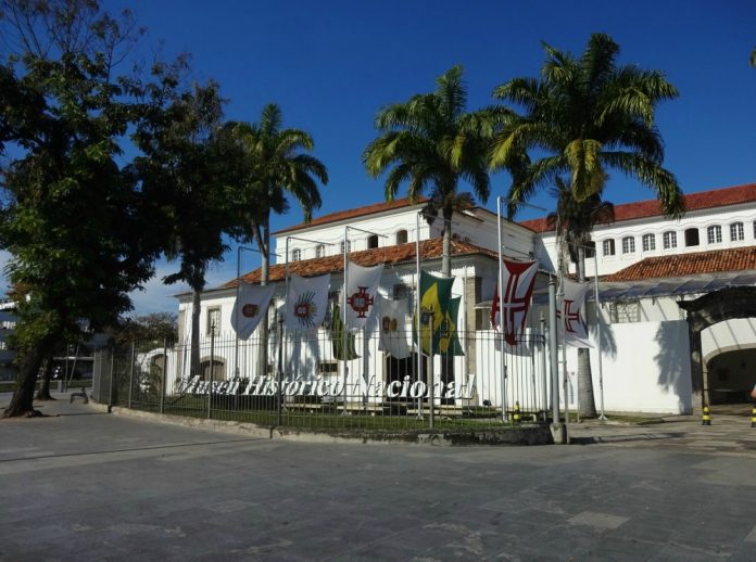 Monarquistas crescem o olho para cima do Museu Histórico