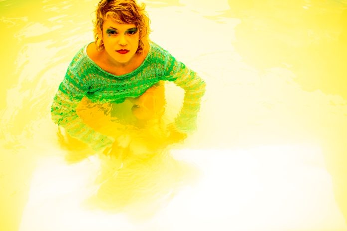 O cheiro do som A cantora, compositora e artista visual Carolinaa Sanches. Foto: Paula Viana/ Divulgação