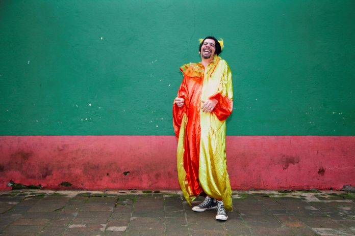 Pro carnaval começar a voltar a ser o que era O cantor e compositor Chinaina. Foto: Pamella Gachido