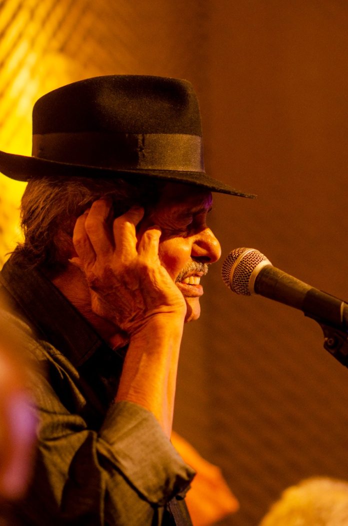 Rodger Rogério volta a pisar o “Chão Sagrado” da música nordestina