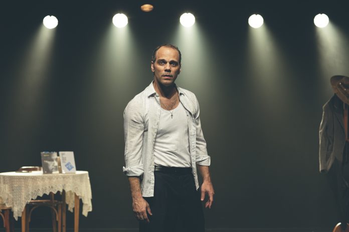 ‘Hamlet: 16 x 8’: ser ou não ser Boal Rogério Bandeira no monológo 'Hamlet: 16 x 8'