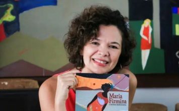Biografia ilustrada voltada ao público infantojuvenil homenageia Maria Firmina dos Reis em seu bicentenário A jornalista e escritora Andréa Oliveira e sua nova obra. Foto: Tay Oliveira. Divulgação