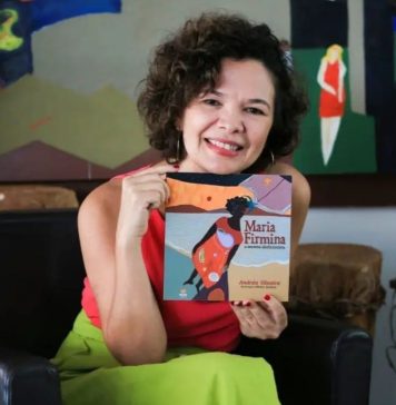Biografia ilustrada voltada ao público infantojuvenil homenageia Maria Firmina dos Reis em seu bicentenário A jornalista e escritora Andréa Oliveira e sua nova obra. Foto: Tay Oliveira. Divulgação