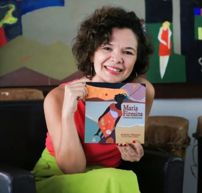 Biografia ilustrada voltada ao público infantojuvenil homenageia Maria Firmina dos Reis em seu bicentenário A jornalista e escritora Andréa Oliveira e sua nova obra. Foto: Tay Oliveira. Divulgação