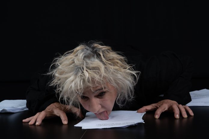 ‘Abjeto-sujeito’ testa o limite da humanidade Cena de 'Abjeto-Sujeito', com Denise Stoklos