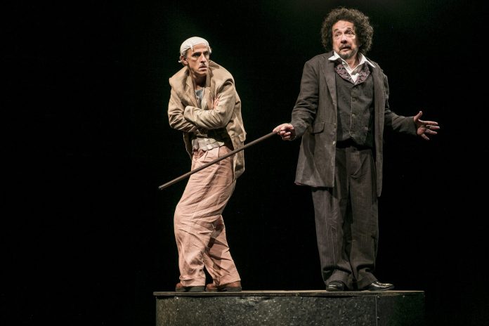 ‘Com Os Bolsos Cheios de Pão’ revela os dilemas da sociedade Cena da peça "Com os bolsos cheios de pão"