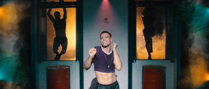 Sem pressa e com consistência, AQNO deixa o casulo Desaglomerô. Frame. Reprodução