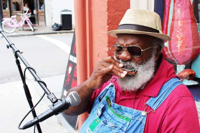 Grandpa Elliott deu voz e cor às esquinas do mundo