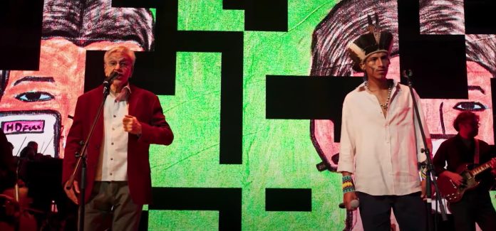 Musical “2022” canta o Brasil e sua força Caetano Veloso e Owerá, no musical "2022"