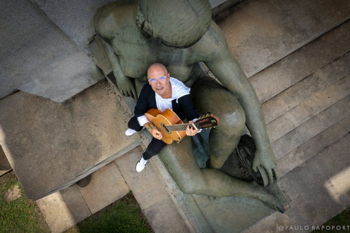 As releituras originais de Fernando Salem O cantor e compositor Fernando Salem. Foto: Paulo Rapoport. Divulgação