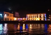 Um clube de reggae sobre as águas A Praça dos Catraieiros, na Praia Grande, com a Casa do Maranhão à direita, vista do barco