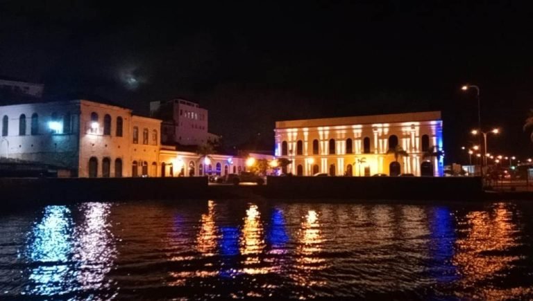 A Praça dos Catraieiros, na Praia Grande, com a Casa do Maranhão à direita, vista do barco