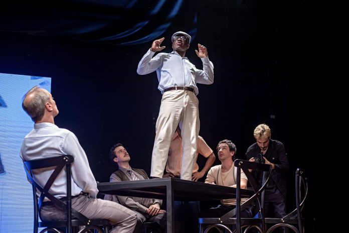 “Um Inimigo do Povo” desnuda a falácia da democracia Cena de "Um Inimigo do Povo", peça de Henrik Ibsen