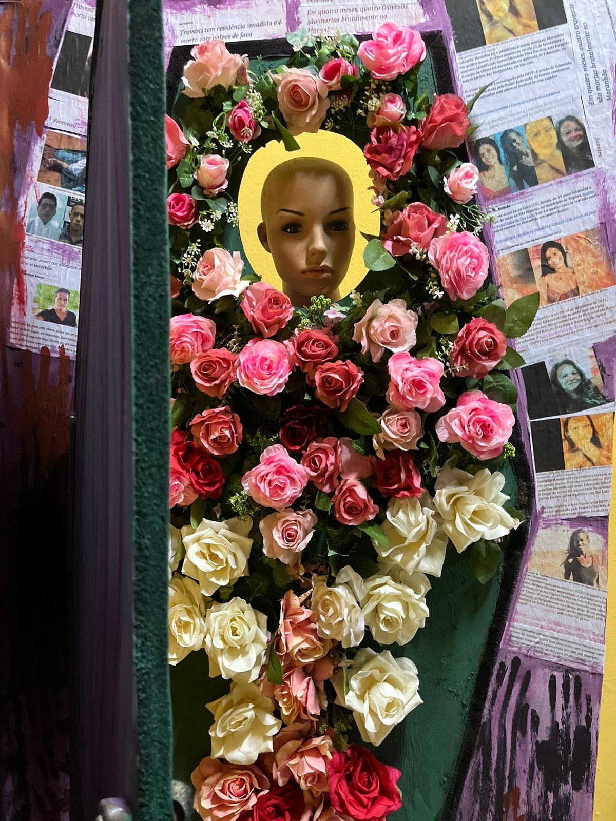 Armário da eterna purpurina (detalhe): a obra convida o visitante a colocar seu rosto num caixão, num gesto de solidariedade à população LGBTI+ vítima de violência. CCOM/MPMA. Reprodução