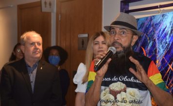 Exposição “Flores de Obaluaiê”, de Miguel Veiga, foi aberta ontem Ao lado do Procurador-Geral de Justiça Eduardo Nicolau, o artista plástico Miguel Veiga fala durante abertura da exposição "Flores de Obaluaiê". Foto: CCOM/MPMA