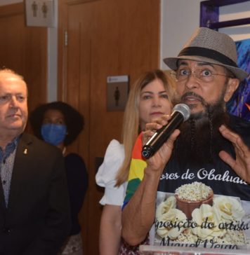 Exposição “Flores de Obaluaiê”, de Miguel Veiga, foi aberta ontem Ao lado do Procurador-Geral de Justiça Eduardo Nicolau, o artista plástico Miguel Veiga fala durante abertura da exposição "Flores de Obaluaiê". Foto: CCOM/MPMA
