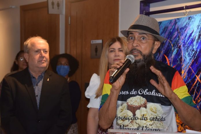 Exposição “Flores de Obaluaiê”, de Miguel Veiga, foi aberta ontem Ao lado do Procurador-Geral de Justiça Eduardo Nicolau, o artista plástico Miguel Veiga fala durante abertura da exposição "Flores de Obaluaiê". Foto: CCOM/MPMA