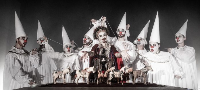 “Henrique IV”, de Pirandello, questiona a farsa da vida real Cena da peça "Henrique IV", de Luigi Pirandello