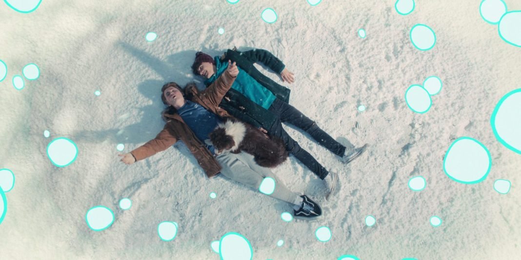Cena da série Heartstopper com os protagonistas Nick e Charlie na neve