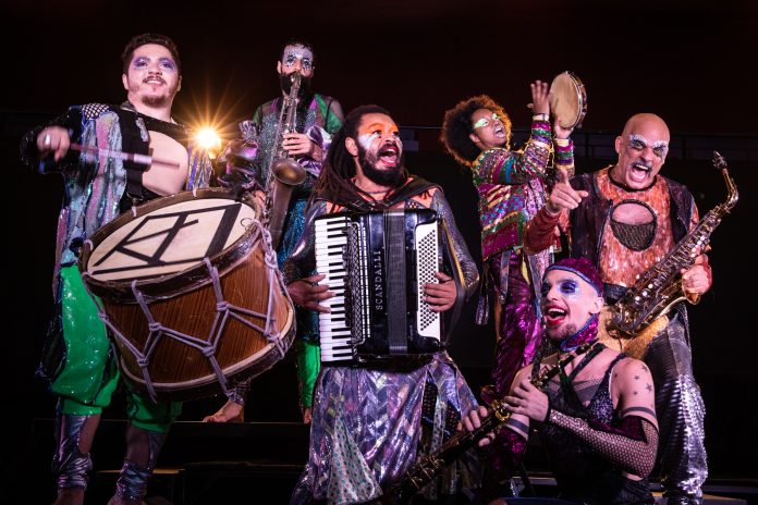 “Jacksons do Pandeiro” celebra o povo nordestino Imagem da peça "Jacksons do Pandeiro", com o grupo Barca dos Corações Partidos