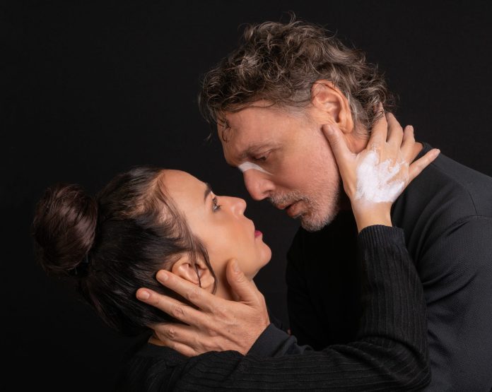 “Lady x Macbeth” entre quatro paredes Yara de Novaes e Guilherme Leme Garcia interpretam "Lady x Macbeth", peça em cartaz no Sesc Consolação