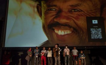 Novo documentário de Max Alvim será lançado em São Luís em sessão seguida de debate com o diretor O cineasta Max Alvim (à frente) durante o lançamento em São Paulo. Foto: Piu Dip. Divulgação