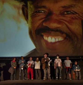 Novo documentário de Max Alvim será lançado em São Luís em sessão seguida de debate com o diretor O cineasta Max Alvim (à frente) durante o lançamento em São Paulo. Foto: Piu Dip. Divulgação