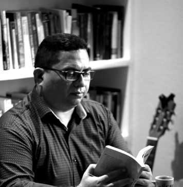 Quantos mundos cabem num quintal? O escritor Elizeu Cardoso. Foto: Helton Alex. Divulgação