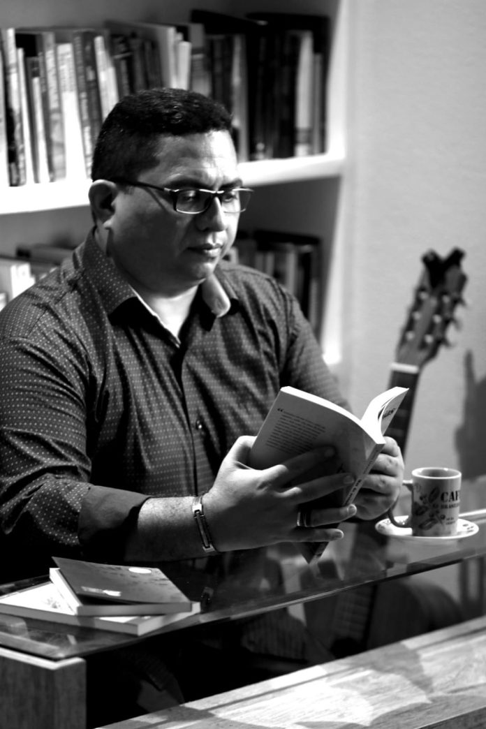 Quantos mundos cabem num quintal? O escritor Elizeu Cardoso. Foto: Helton Alex. Divulgação