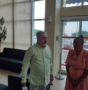 O cinema social de Renato Barbieri O reencontro de Pe. Flávio Lazzarin e Dona Pureza pouco antes da coletiva. Foto: Zema Ribeiro