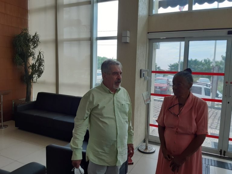 O reencontro de Pe. Flávio Lazzarin e Dona Pureza pouco antes da coletiva. Foto: Zema Ribeiro